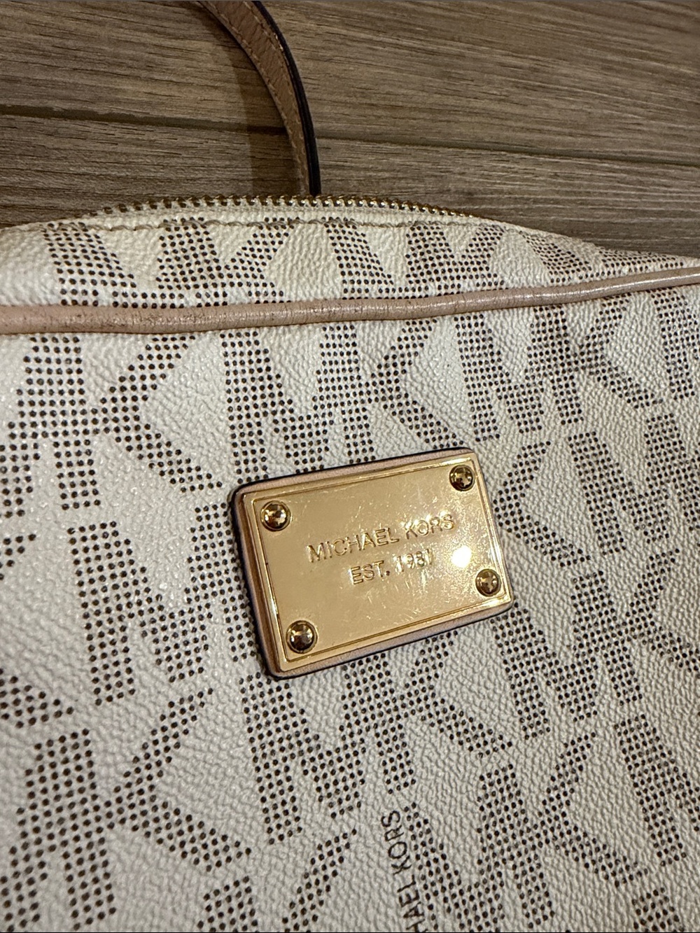 Michael Kors Cream Logo-Print Crossbody purse - Picture 2 of 6
